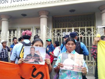 Kundgebung vor dem Gerichtsgebäude: COPINH-Mitglieder fordern die lückenlose Untersuchung gegen die Auftraggeber des Mordes