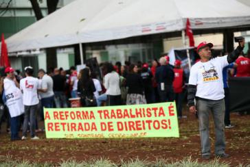 Gewerkschafter protestieren im Regierungsviertel gegen die Arbeitsmarktreform