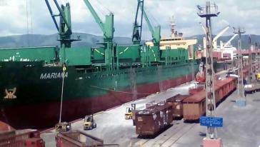 Im Hafen von Santiago sollen bald Containerschiffe mit einer Kapazität von bis zu 55.000 Tonnen einlaufen können, derzeit sind es 30.000 Im Hafen von Santiago sollen bald Containerschiffe mit einer Kapazität von bis zu 55.000 Tonnen einlaufen können, derzeit sind es 30.000