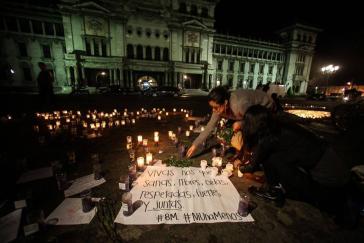 Totenwache für die verbrannten Mädchen auf dem Hauptplatz in Guatemala-Stadt