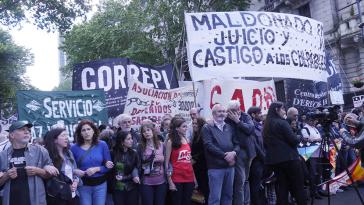 Tausende gingen in Argentinien auf die Straße und forderten Aufklärung über den Tod von Maldonado und Bestrafung der Verantwortlichen Tausende gingen in Argentinien auf die Straße und forderten Aufklärung über den Tod von Maldonado und Bestrafung der Verantwortlichen