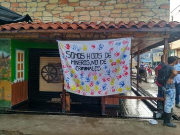 "Wir sind Kinder von Bergarbeitern, nicht von Kriminellen" steht auf diesem Plakat in Segovia, Kolumbien