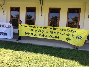 "Sektor Pajuiles schränkt die Bewegungsfreiheit nicht ein. Es schütz sein Wasser und mit ihm das Leben. Stoppt die Kriminalisierung" – Transparent in Honduras