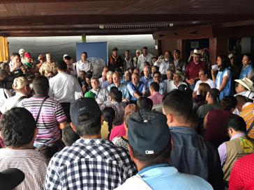 Vertreter des UN-Sicherheitsrates trafen mit Farc-Kommandanten und -Guerilleros in einer Übergangszone in La Meta zusammen Vertreter des UN-Sicherheitsrates trafen mit Farc-Kommandanten und -Guerilleros in einer Übergangszone in La Meta zusammen