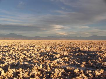 Der "Salar de Atacama" besteht aus einer harten, rauen, weißen Schicht Salz verunreinigt mit Wüstensand. Darunter befindet sich eine lithiumhaltige Sole