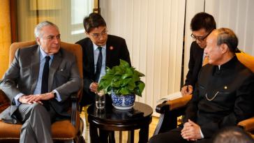 Bei seinem Besuch in China traf Temer mehrere Unternehmer, hier den Chef der HNA-Gruppe, Chen Feng Bei seinem Besuch in China traf Temer mehrere Unternehmer, hier den Chef der HNA-Gruppe, Chen Feng