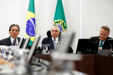 Will bis 2020 im Amt bleiben: Brasiliens De-facto Präsident Temer, hier bei einem Treffen mit Senatoren seiner Partei PMDB am 9. Mai
