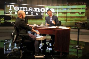 Venezuelas Minister für Kommunikation Ernesto Villegas (rechts im Bild) moderiert die neue Sendung "Toma Nota Venzuela"