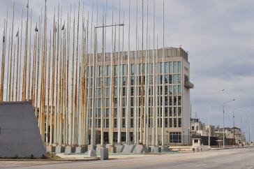 US-Botschaft in Havanna, Kuba, mit vorgelagerten kubanischen Fahnenmasten