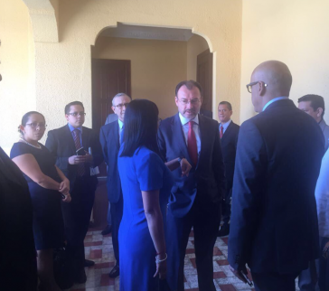 Delcy Rodríguez (hier im blauen Kleid) mit dem Außenminister von Mexiko, Luis Videgaray, in Santo Domingo. Dort fand das erste Treffen zwischen Regierung und Opposition aus Venezuela seit langem statt