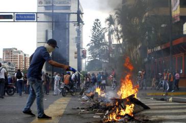 Straßensperre in einem der wohlhabenden Viertel von Caracas. Seit Wochen kommt es in Venezuela täglich zu Zusammenstößen zwischen gewalttätigen Gruppen der Opposition und den Sicherheitskräften Straßensperre in einem der wohlhabenden Viertel von Caracas, Venezuela.