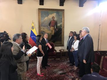 Gouverneure beim Amtseid in Venezuela