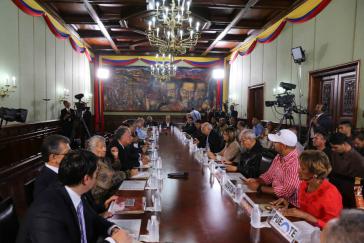 Treffen von Vertretern der Regierung und der Opposition in Caracas