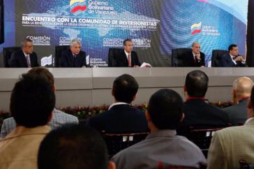 Vizepräsident El Aissami (Mitte) leitete die erste Gesprächsrunde am Montag in Venezuelas Hauptstadt Caracas