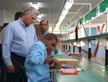 Kubas erster Vizepräsident Miguel Díaz-Canel Bermúdez bei der Eröffnung der Computerfabrik