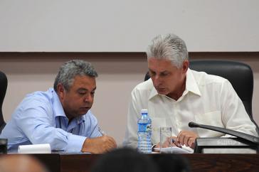 Der Vorsitzende des kubanischen Gewerkschaftsdachverbands CTC, Ulises Guilarte de Nacimiento (links), und Kubas Präsident Miguel Díaz-Canel