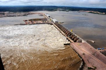 Einer der brasilianischen Staudämme zur Energiegewinnung: die Jirau-Talsperre am Rio Madeira