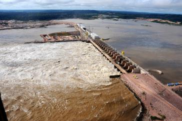 Einer der brasilianischen Staudämme zur Energiegewinnung: die Jirau-Talsperre am Rio Madeira Einer der brasilianischen Staudämme zur Energiegewinnung: die Jirau-Talsperre am Rio Madeira