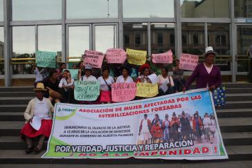Vertreterinnen der geschädigten Frauen fordern am 19. März vor einem Regierungsgebäude die juristische Aufarbeitung der Zwangssterilisierungen und Entschädigungen für die Opfer