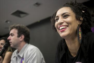 Die Menschenrechtsaktivistin und Abgeordnete der PSOL, Marielle Franco, wurde am 14. März 2018 ermordet. Links im Bild ihr Parteikollege Marcelo Freixo