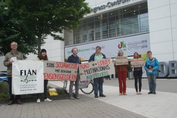 Aktivisten am Montag vor der deutsch-brasilianischen Wirtschaftstagung in Köln