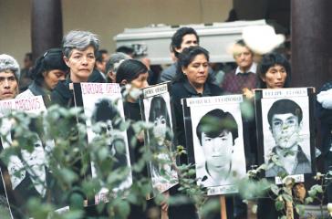 Angehörige von Opfern des Massakers von La Cantuta. Ein Dozent und neun Studierende wurden am 18. Juli 1992 vom Militär entführt und sind seitdem verschwunden Angehörige von Opfern des Massakers von La Cantuta. Ein Dozent und neun Studierende wurden am 18. Juli 1992 vom Militär entführt und sind seitdem verschwunden