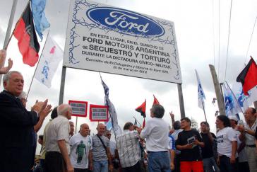 Kundgebung vor dem Gerichtsgebäude während der Gerichtsverhandlung: "Auf dem Werksgelände von Ford Motors Argentina wurde während der zivil-militärischen  Diktatur entführt und gefoltert"