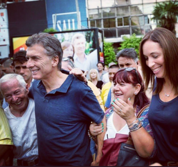 Präsident von Argentinien, Mauricio Macri (2.v.l.) und María Eugenia Vidal (re.)