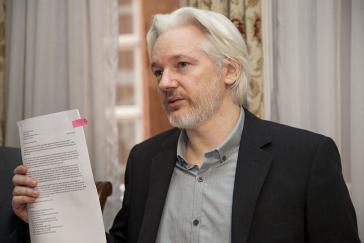 Julian Assange, hier nach einer Pressekonferenz im Jahr 2014, lebt seit sechs Jahren in Ecuadors Botschaft in Großbritannien