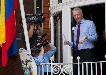 Assange auf dem Balkon der Botschaft von Ecuador in London. Inzwischen ist er isoliert und vom Internet abgeschnitten
