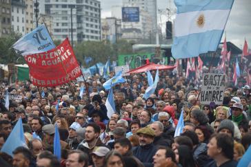 Erneute Proteste gegen die Politik der Regierung und die Zusammenarbeit mit dem IWF in der Hauptstadt von Argentinien, Buenos Aires