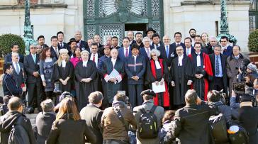 Der Präsident von Bolivien, Evo Morales, mit der Delegation des Landes vor dem Internationalen Gerichtshof von Den Haag