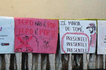 Protest gegen die Agrarindustrie in Brasilien: "Agro ist kein Pop. Agro bedeutet Tod" und Erinnerung an den ermordeten Kleinbauer Zé Maria do Tomé