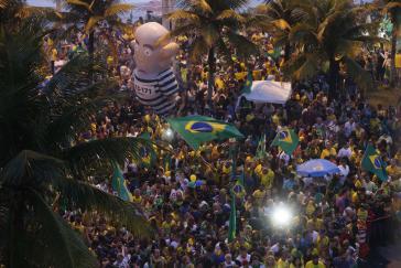 Anhänger von Jair Bolsonaro warten am 28. Oktober vor seinem Haus auf das Wahlergebnis