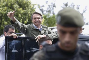 Jair Messias Bolsonaro kam mit Polizeischutz zur Abstimmung in Rio de Janeiro