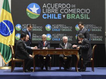 Piñera und Temer bei der Unterzeichnung des Freihandelsabkommens in Chiles Hauptstadt