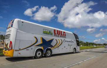 Von Anschlag in Brasilien betroffener Bus der Kampagne von Lula da Silva