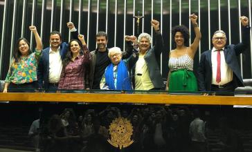 Wurde wiederholt mit dem Tod bedroht: Der Abgeordnete Marcelo Freixo von der PSOL (4. von links), hier mit seiner Fraktion im Nationalkongress