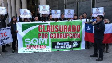 In einer symbolischen Aktion der Bewegung "Lithium für Chile" am Sitz von SQM in Santiago wurde das Unternehmen wegen Korruption geschlossen und enteignet