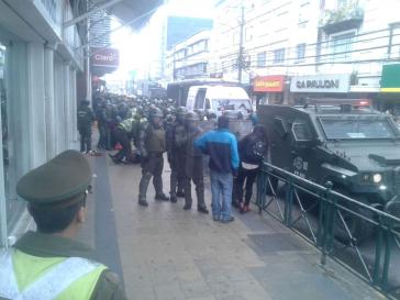 Carabineros im Einsatz gegen Straßenhandel in Temuco. Mapuche-Händlerinnen werden zu Boden gestoßen und gewaltsam abgeführt