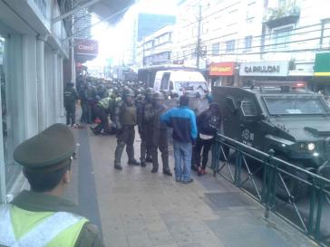 Carabineros im Einsatz gegen Straßenhandel in Temuco. Mapuche-Händlerinnen werden zu Boden gestoßen und gewaltsam abgeführt Carabineros im Einsatz gegen Straßenhandel in Temuco. Mapuche-Händlerinnen werden zu Boden gestoßen und gewaltsam abgeführt