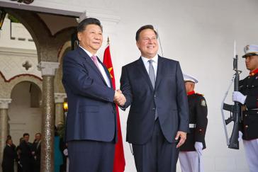 Die Staatschefs der Volskrepublik Chinas, Xi Jinping und Panamas,  Juan Carlos Varela