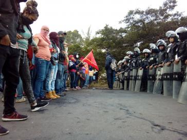 Demonstranten und Polizisten stehen sich in Tegucigalpa, Honduras, gegenüber Demonstranten und Polizisten stehen sich in Tegucigalpa, Honduras, gegenüber