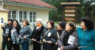 Angehörige von Verschwundenen protestieren auf dem Zufahrtsweg zur Colonia Dignidad, die sich heute "Villa Baviera" nennt und einen Tourismuspark betreibt (2015) Angehörige von Verschwundenen protestieren auf dem Zufahrtsweg zur Colonia Dignidad, die sich heute "Villa Baviera" nennt und einen Tourismuspark betreibt (2015)