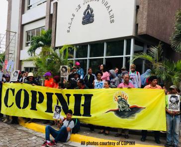 Protest des Rates der Volks- und Indigenenorganisationen von Honduras (Copinh) vor dem Gerichtsgebäude