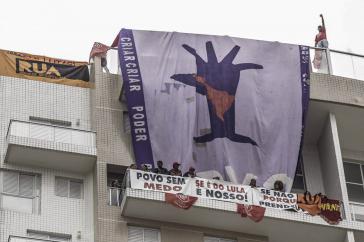 Aktivisten haben das Appartment besetzt, das im Mittelpunkt des Gerichtsverfahrens gegen Lula da Silva stand Aktivisten haben das Appartment besetzt, das im Mittelpunkt des Gerichtsverfahrens gegen Lula da Silva stand