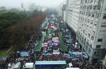 Hunderttausende Menschen demonstrierten unter dem Slogan "Nie wieder" gegen die von Präsident Macri erlassene Reform der argentinischen Streitkräfte
