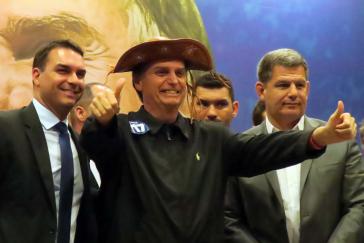 Das Lachen könnte dem rechtsextremen Präsidentschaftskandidaten Jair Bolsonaro noch vergehen, sollte die Staatsanwaltschaft ihn wegen Wahlbeeinflussung durch Unternehmen anklagen Das Lachen könnte dem rechtsextremen Präsidentschaftskandidaten Jair Bolsonaro noch vergehen, sollte die Staatsanwaltschaft ihn wegen Wahlbeeinflussung durch Unternehmen anklagen