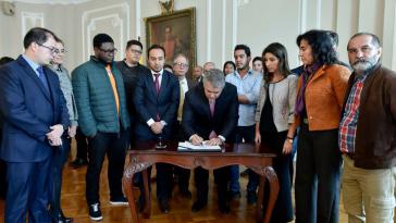 Der kolumbianische Präsident Iván Duque unterschreibt nach vielen Wochen des Protests von Studenten die Zusage für eine deutliche Erhöhung der Ausgaben für den Bildungssektor