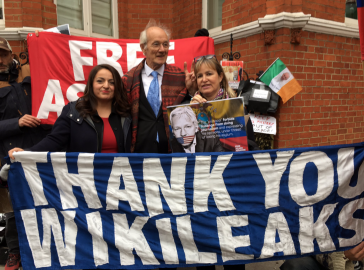 Besuch deutscher Abgeordneter bei Wikileaks-Gründer Julian Assange